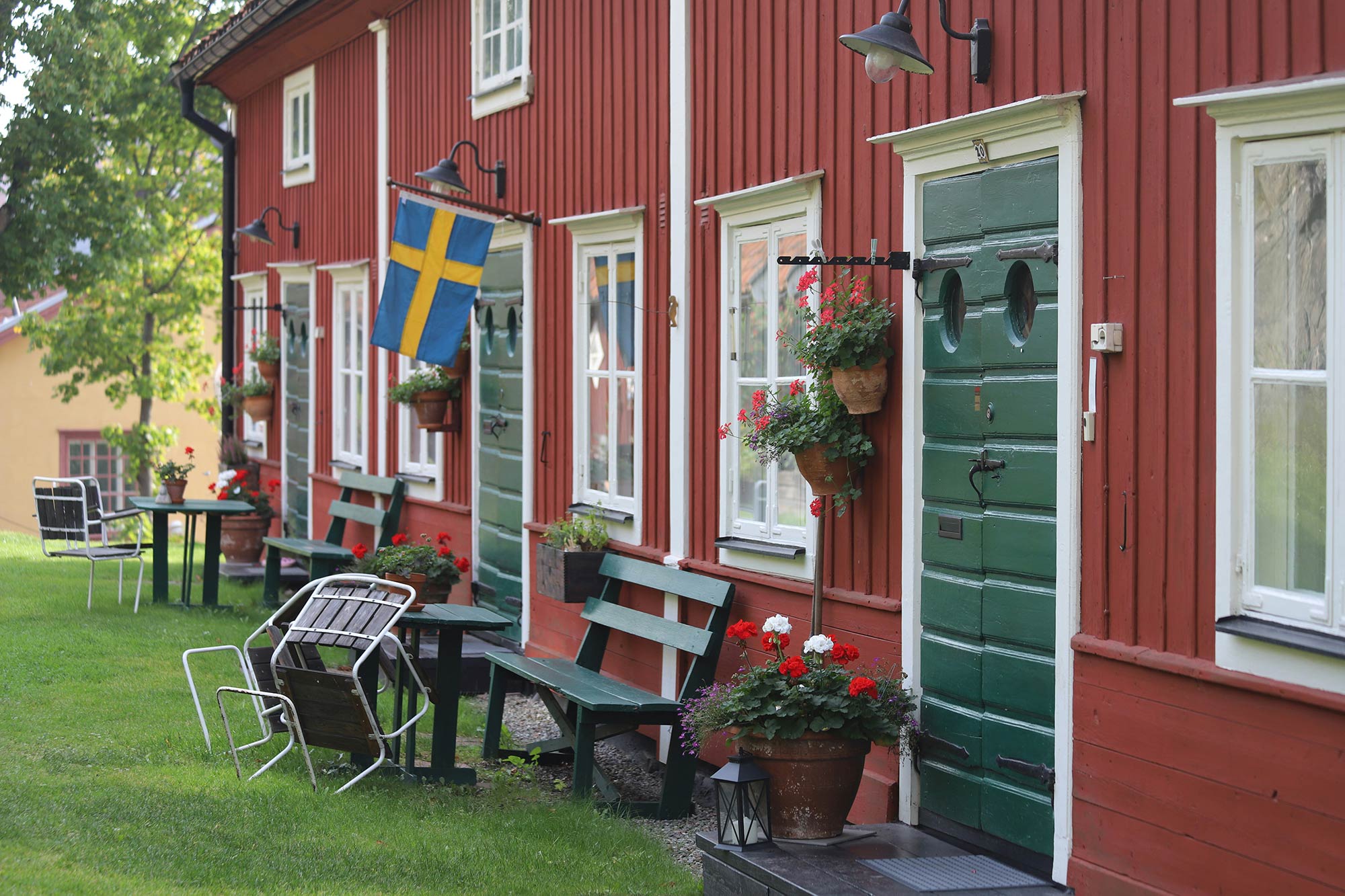 Rött parhus med svensk flagga