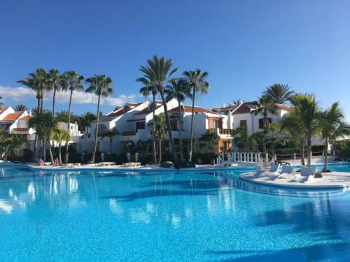gated community, bostad spanien, pool framför bostad