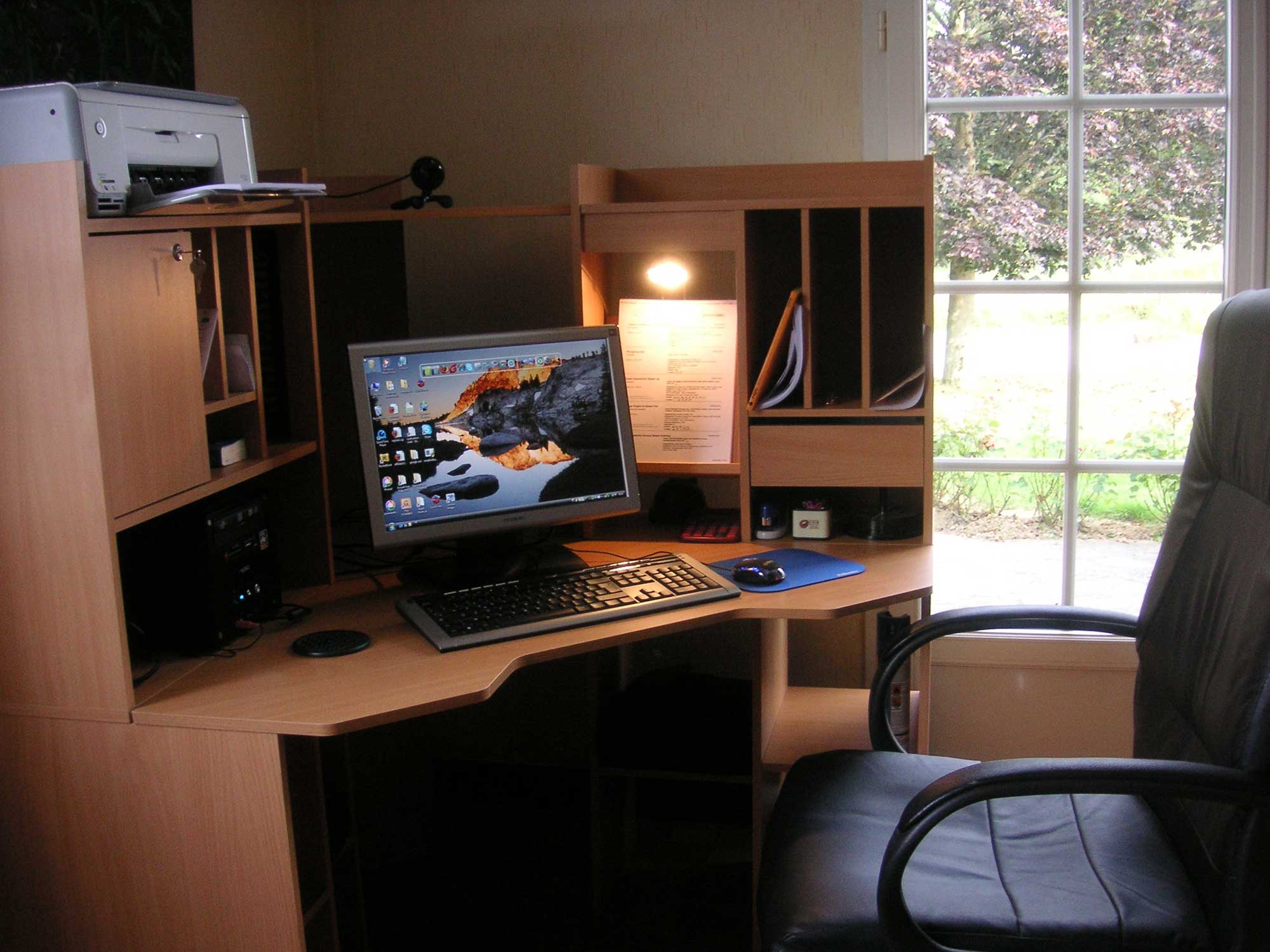 Hemmakontor, skrivbord med dator, skrivare