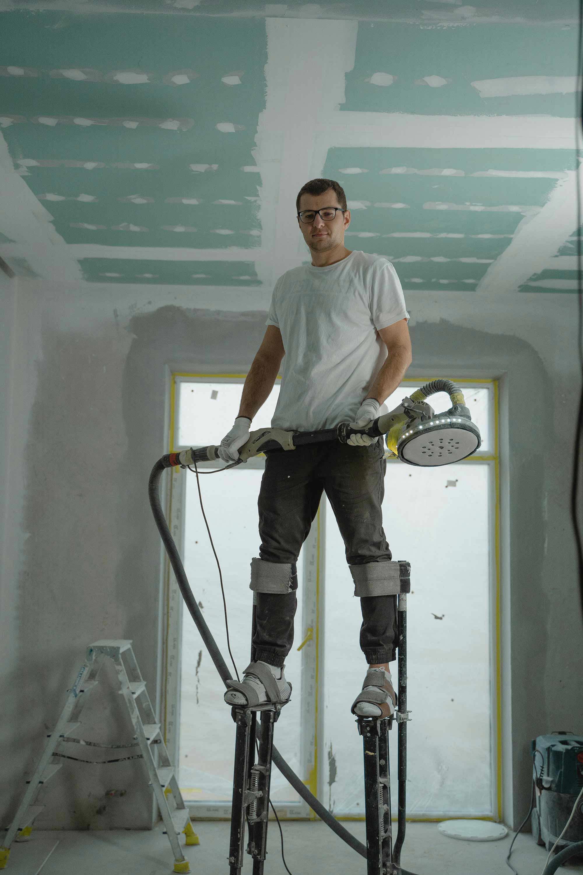 Man som renoverar sitt hem, hemmarenovering