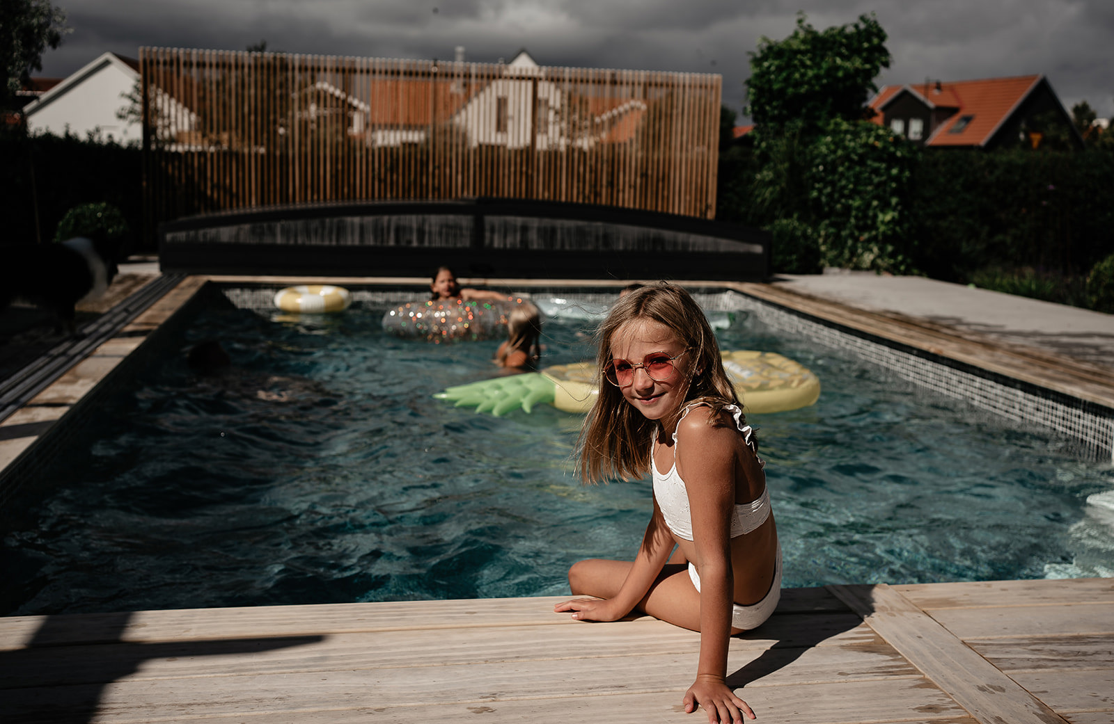 pooltak, barn som badar i pool