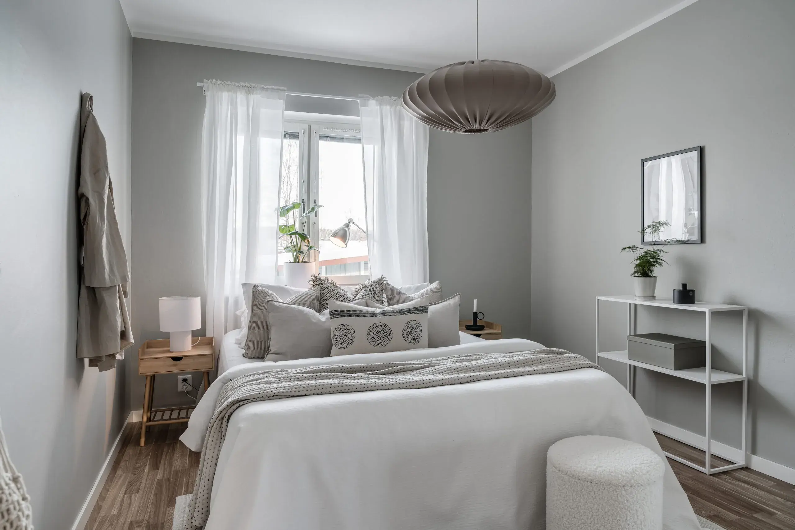 homestylat sovrum, grå tapeter, dubbelsäng