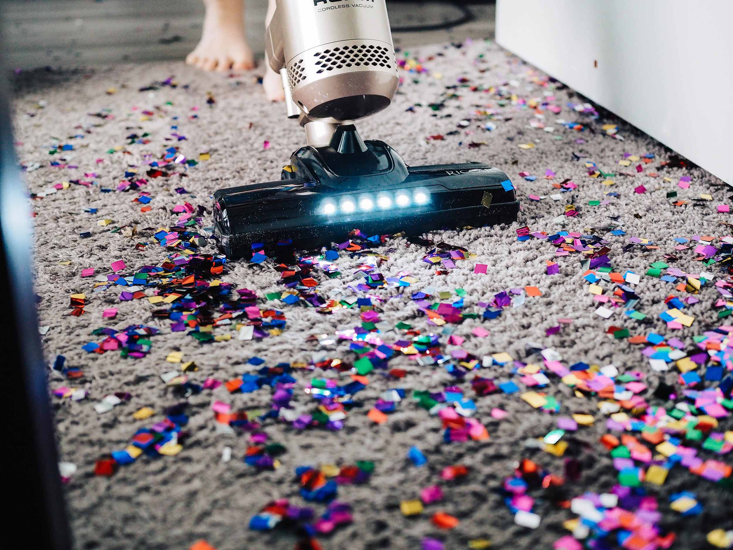dammsugare som dammsuger upp confetti
