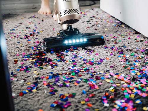 dammsugare som dammsuger upp confetti