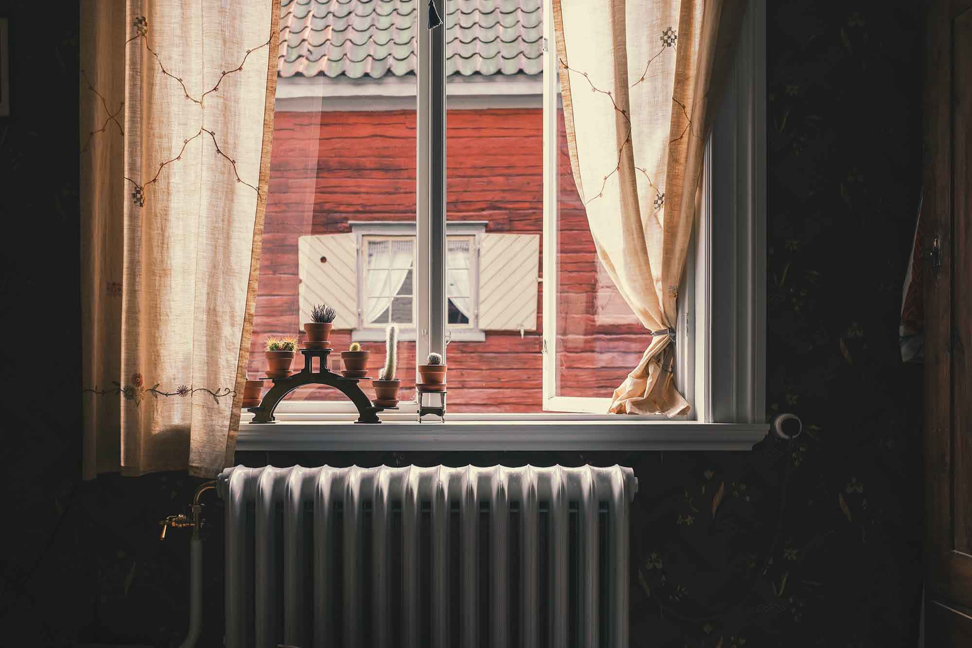 fönster, ljusstake, gardiner, mörkt rum
