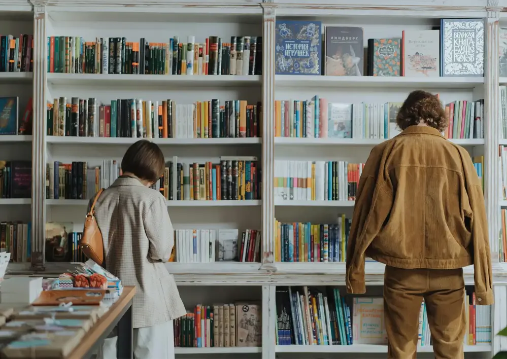 Två studenter på bibliotek