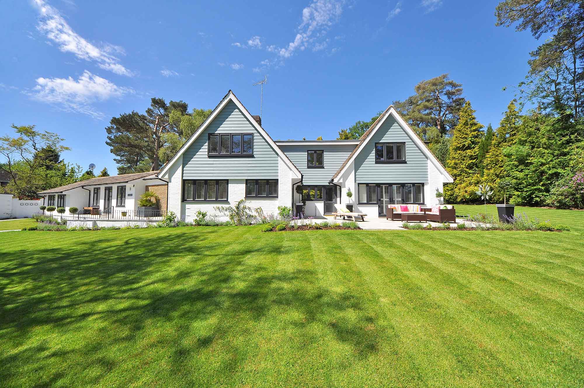 Trädgård, villa med stor trädgård