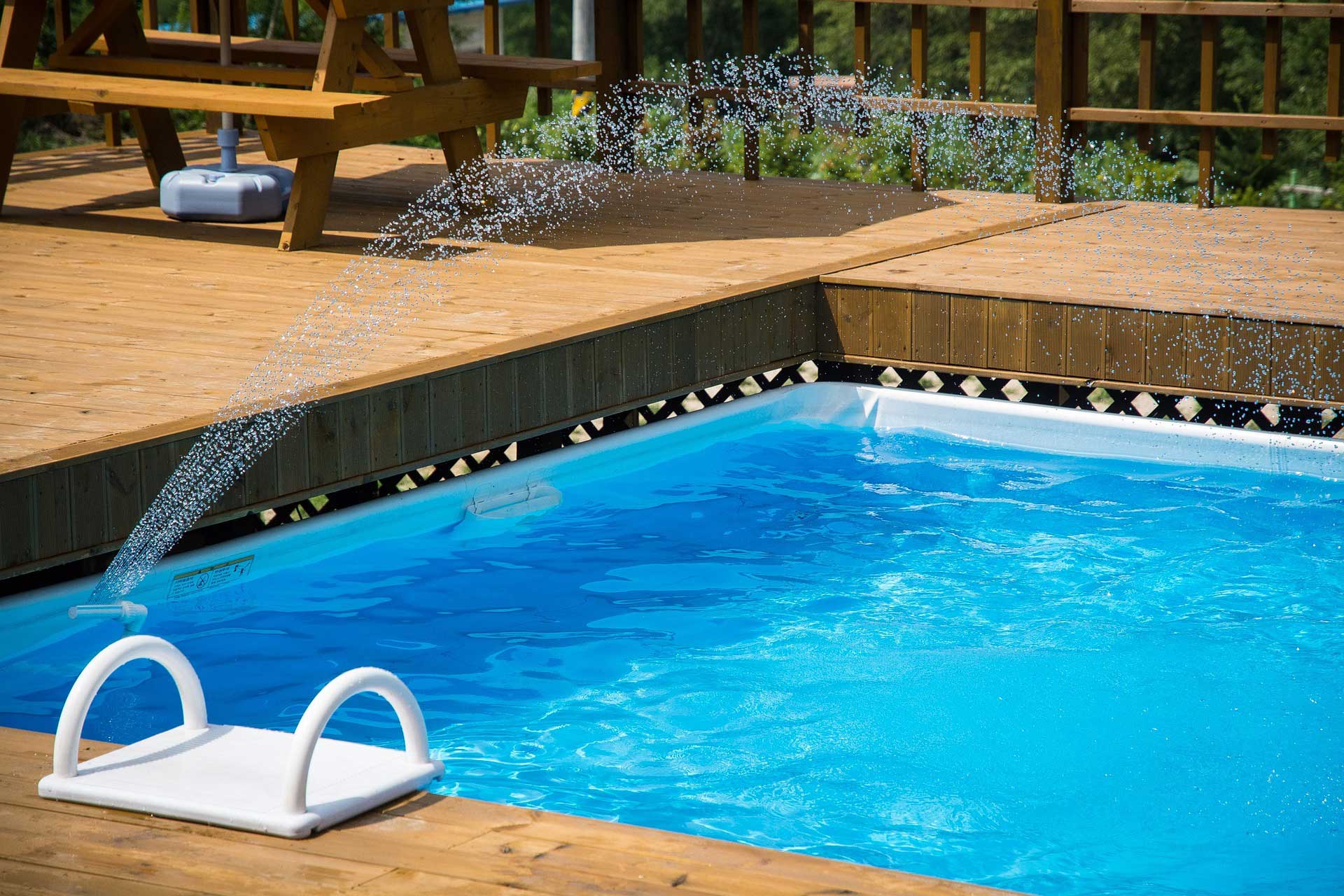 vattenspridare, pool, trädäck vid pool