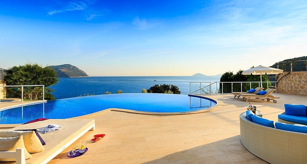 Infinitypool vid medelhavet