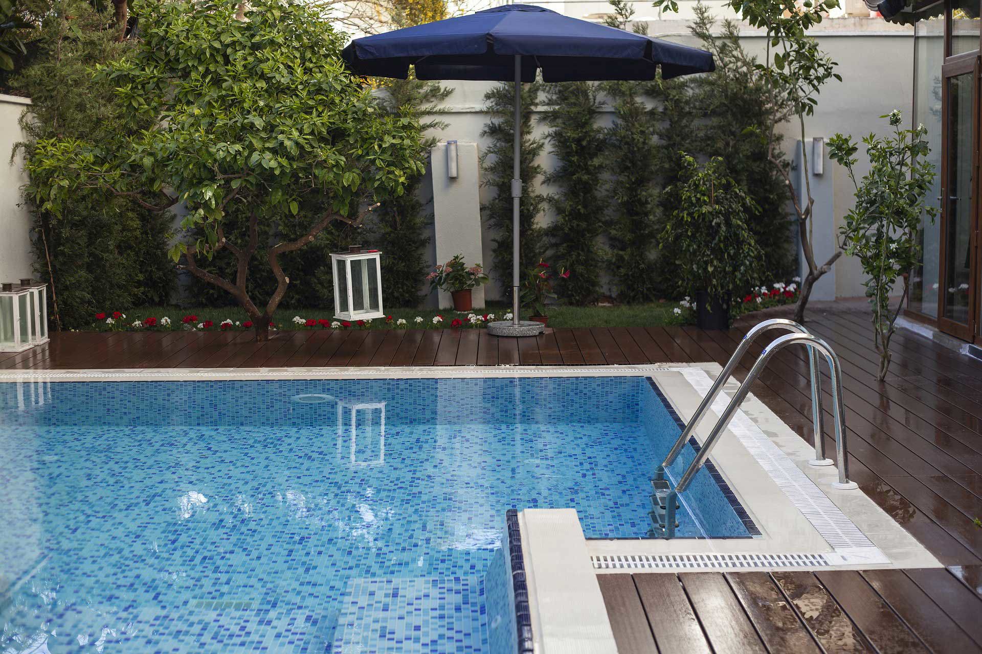 pool i trädgård, altan, parasoll