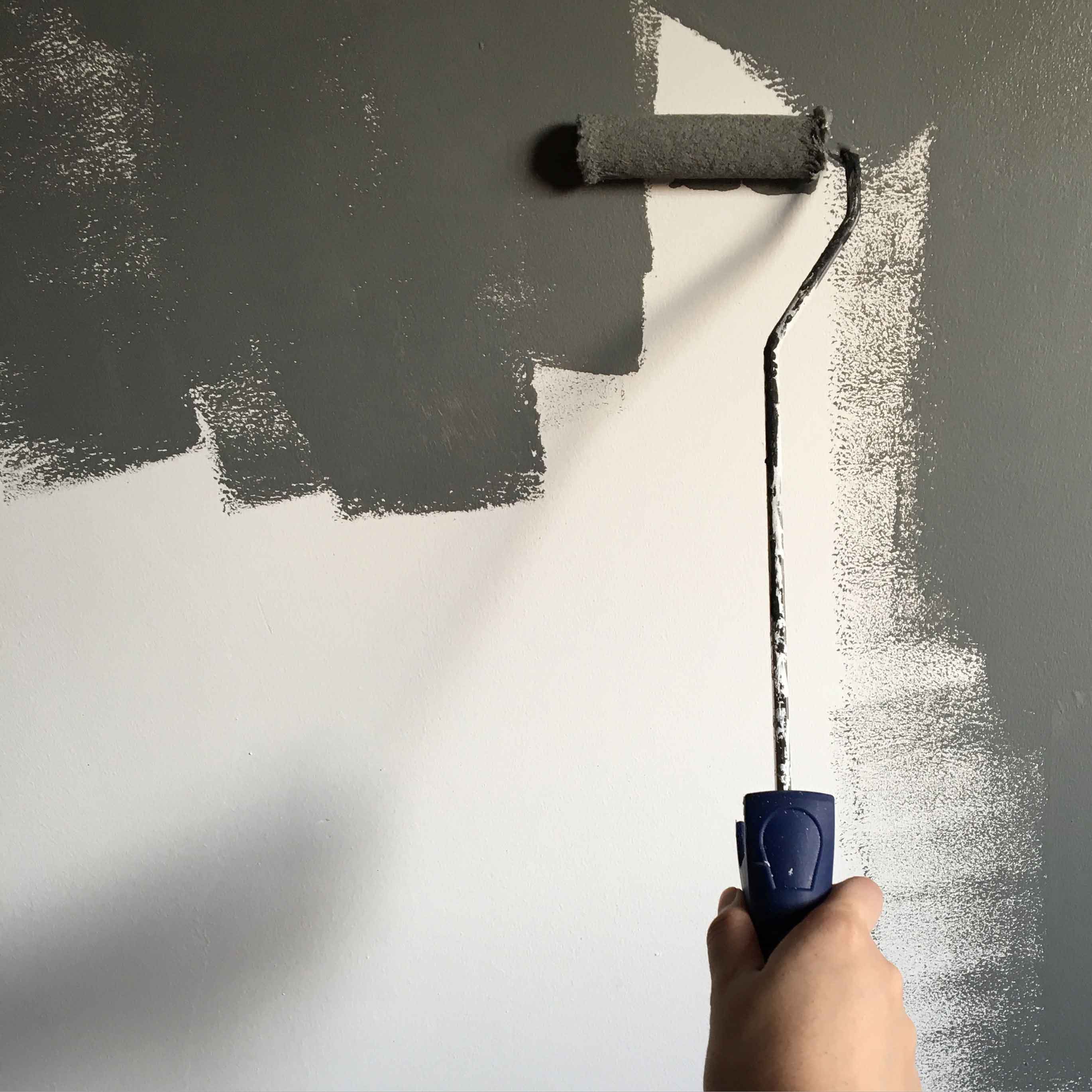 person som målar med en roller
