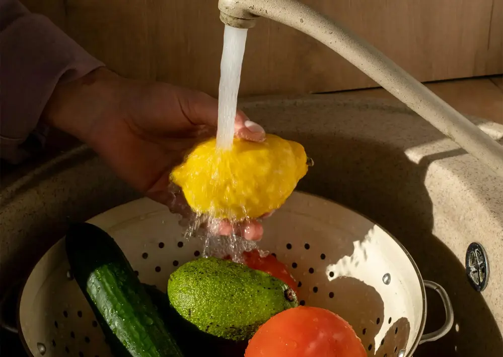 Sköljer frukt och grönsaker