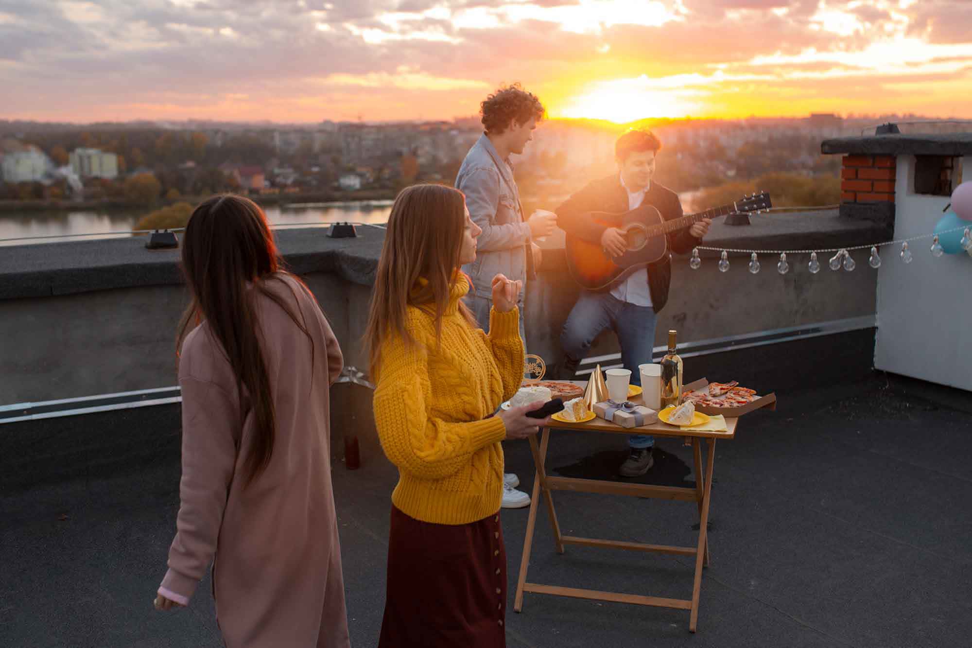 balkongfest, människor på balkong som dansar