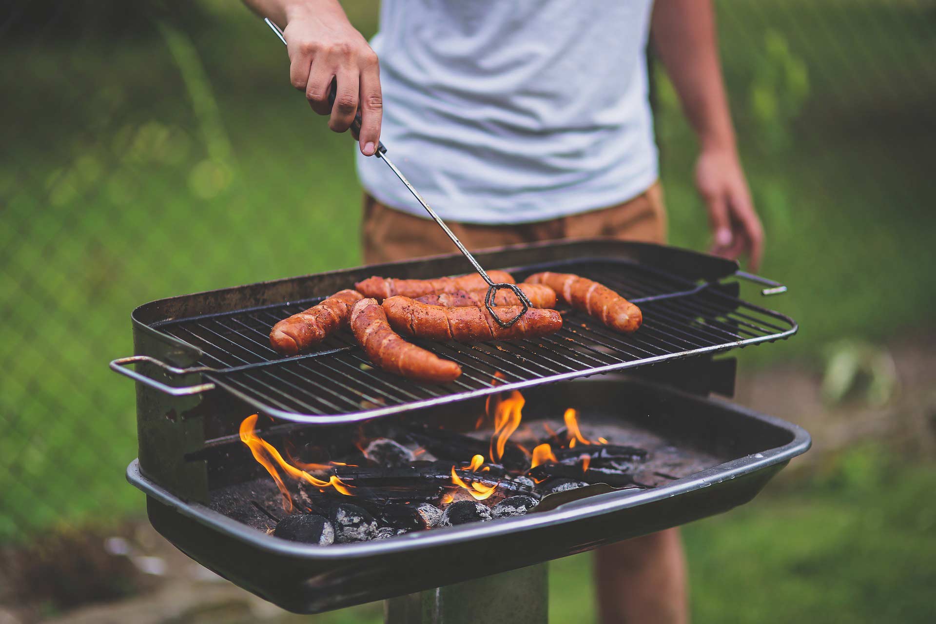 Grilla korv på grill