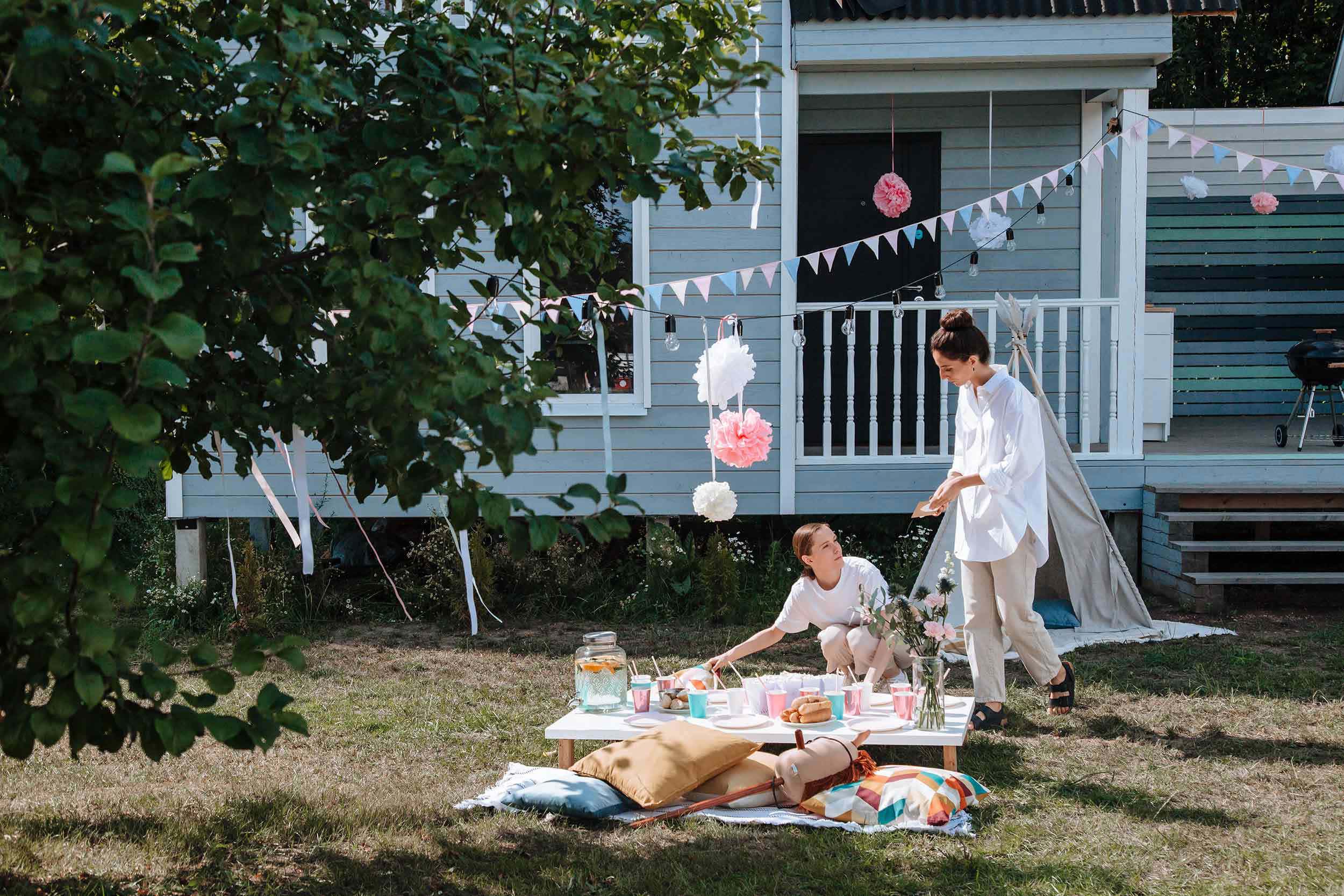 två personer som har picnic i en trädgård